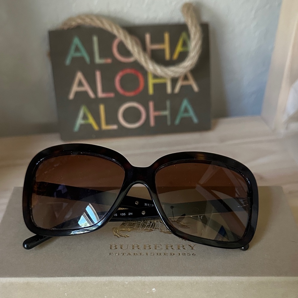 Burberry Sunglasses tortoise shell frame